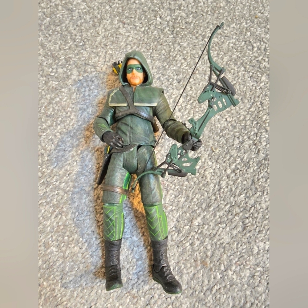 DC Collectibles Arrow Action Figure EUC with All Assessories Included, no box